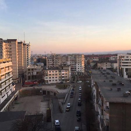 BacăuSalonul Rosuアパートメント エクステリア 写真