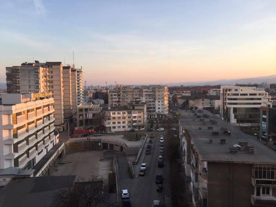 BacăuSalonul Rosuアパートメント エクステリア 写真