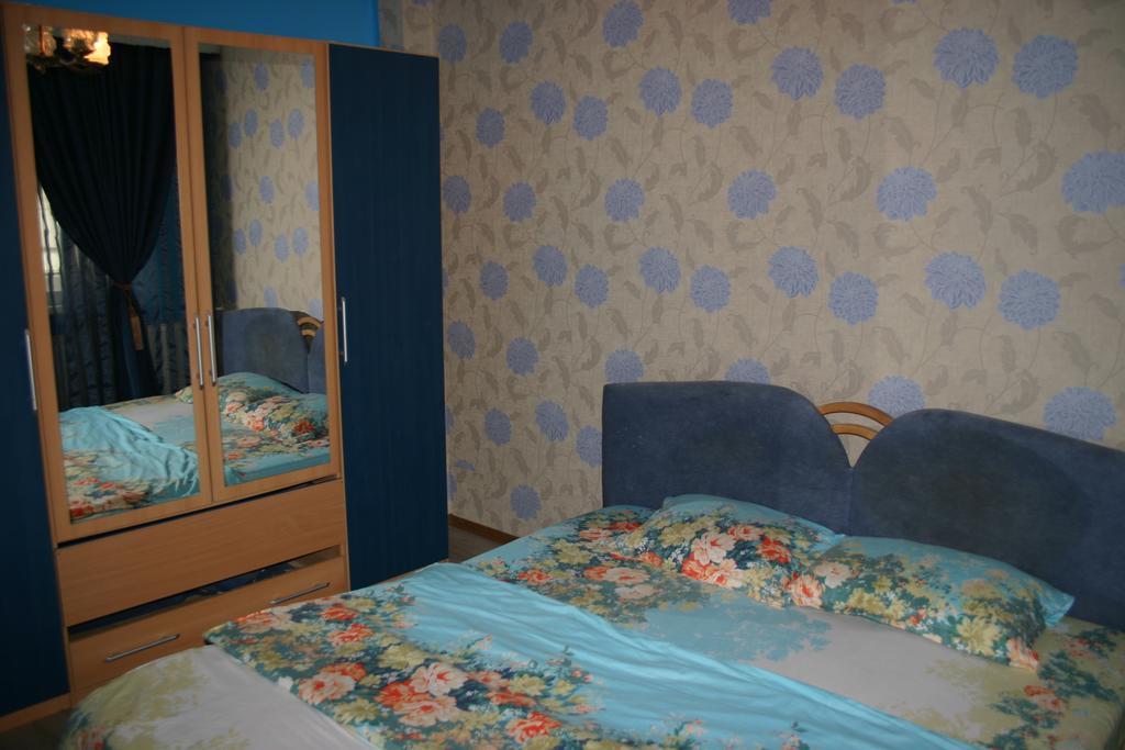 BacăuSalonul Rosuアパートメント エクステリア 写真